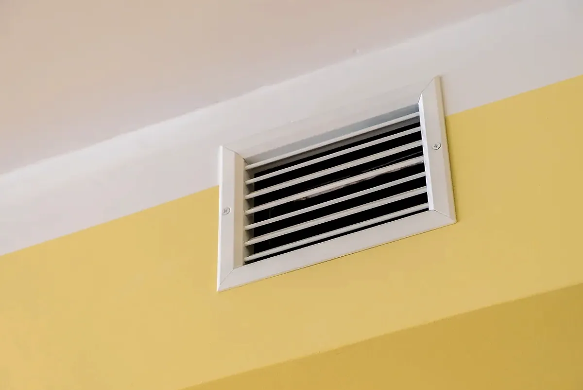 Rejilla de climatización por conductos en el techo de una vivienda de Logroño