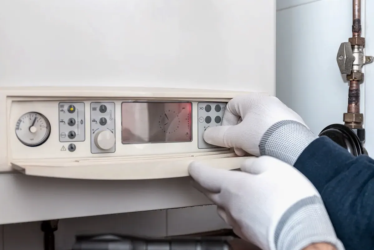 Técnico realizando el mantenimiento de una instalación de calefacción en Logroño